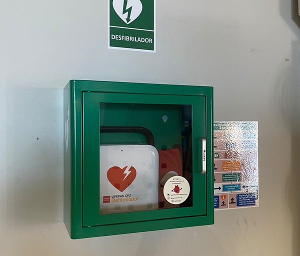 Vitrina homologada con desfibrilador externo semiautomático instalada en un centro de trabajo de Málaga